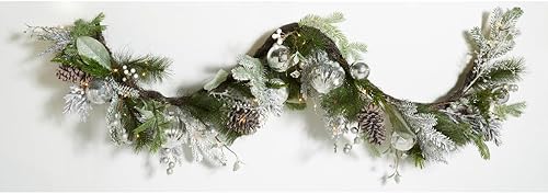 SAFAVIEH Home Collection - Guirnalda de pino nevado artificial decorativa de 28 pulgadas con adornos luces LED (totalmente montada)