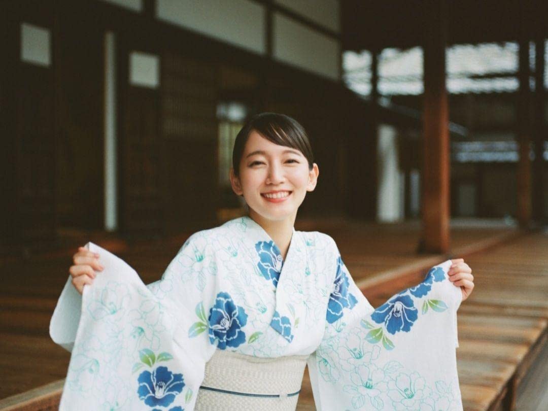 Amazon.co.jp: 限定「吉岡里帆Wアニバーサリー写真集「日日