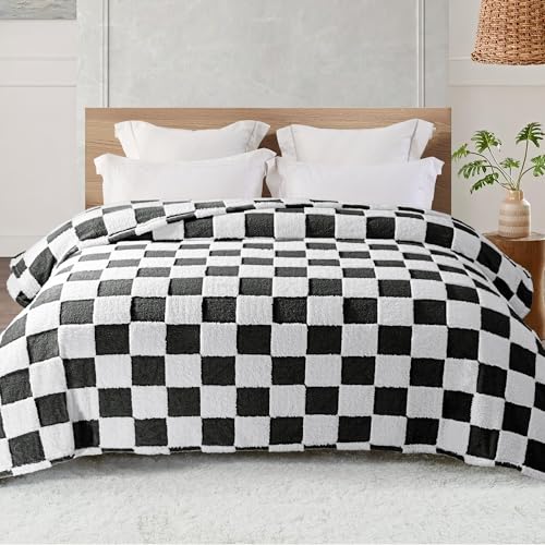 Exclusivo Mezcla Fleece Blanket King Size, Cozy Lightweight Fuzzy Checkered Blanket for Bed, Suitable for All Seasons, Black, 90" x 104"