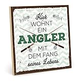 TypeStoff Holzschild mit Spruch – HIER WOHNT EIN ANGLER – im Vintage-Look mit Zitat als Geschenk und Dekoration - HS-00473