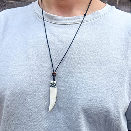 Made by Nami Surfer Halskette mit Anhänger & Kokosnuss Perle - Herren Surfer-Kette Verstellbar mit Holz-Perle - Handmade Strand-Schmuck - Wasserfest - Sommer-Schmuck Männer Halsschmuck (Zahn)