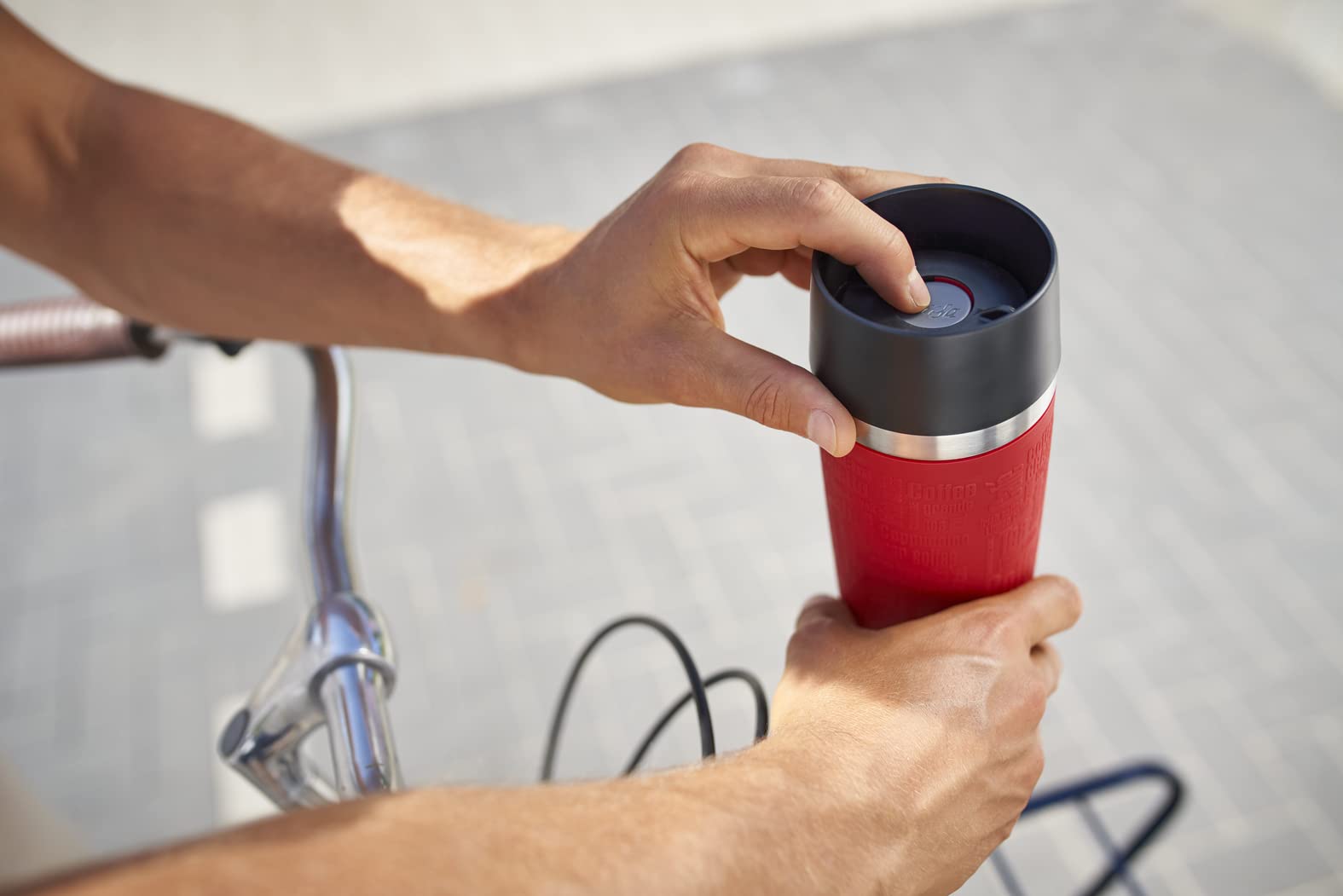 Emsa Travel Mug - Taza térmica de 0,5l, Mantiene Calor 4 h y frío 8 h, Acero Inoxidable con Base Antideslizante y Zona de Agarre de Silicona con Letras grabadas, Color Rojo