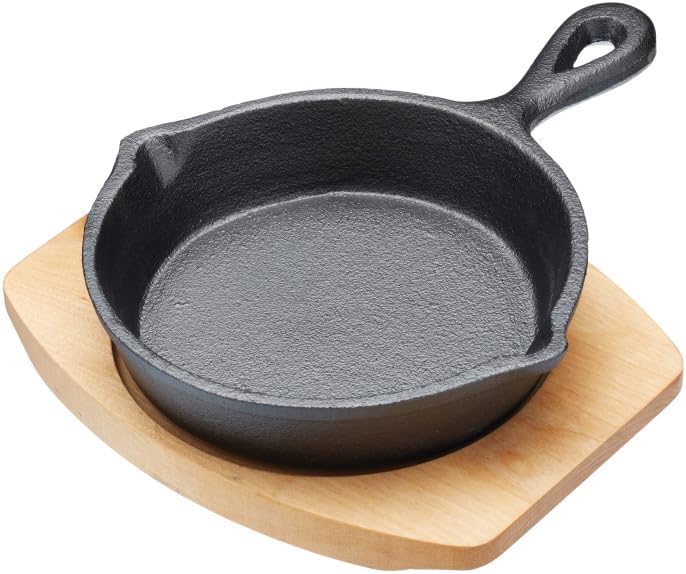 Artesà Small Frying Pan, Cast Iron, Non Stick, with Wooden Serving Board, Grill Pan Sizzle Skillet with Stand, for Fajitas, BBQ, Omelette, Tapas and Desserts, 13cm diameter
