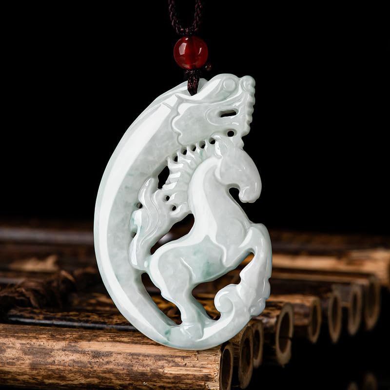 Colgante de jadeíta calado con dragón-caballo y textura judía