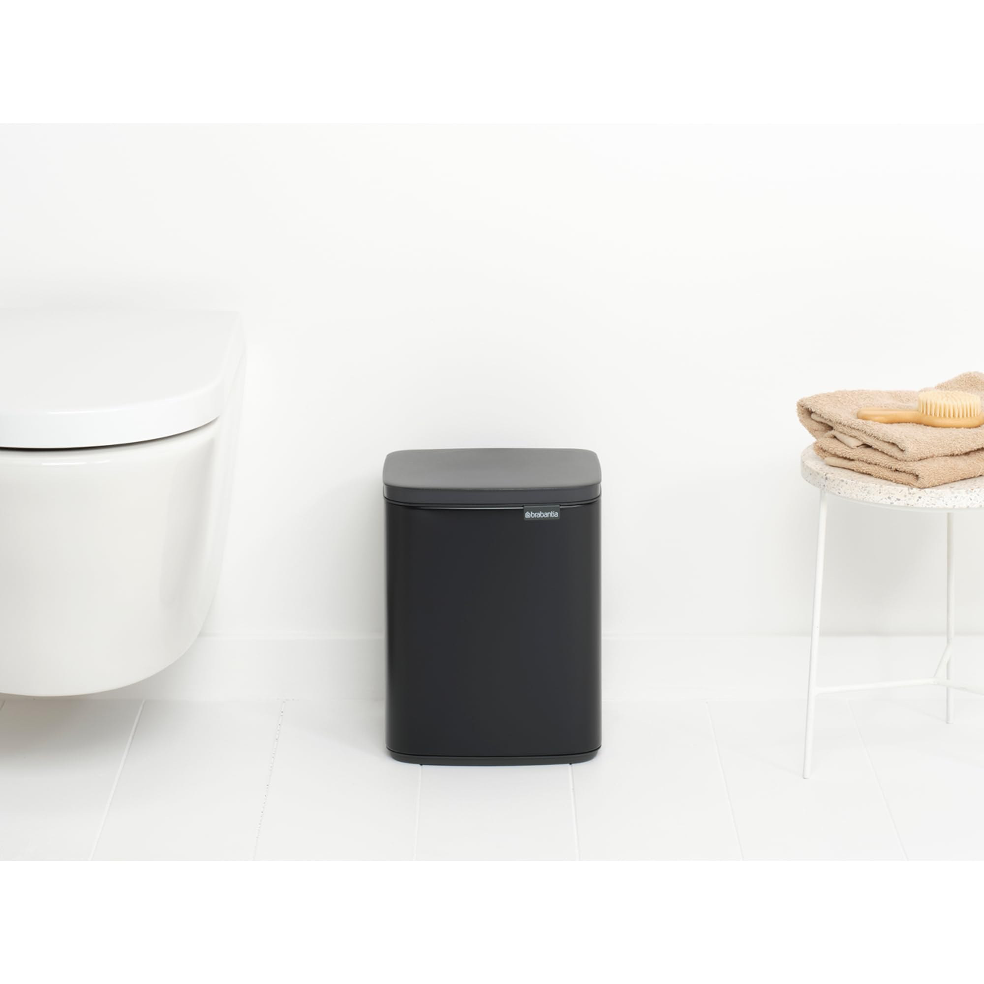Brabantia Pattumiera Bo 7L - Piccolo ed elegante - Apertura e chiusura soft - Igienico e poco ingombrante - appendibile a parete - Per bagno, toilette, camera da letto - Matt Black