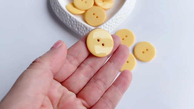 Amazon.com: GANSSIA 1 Inch (25mm) Yellow Buttons 2 Holes