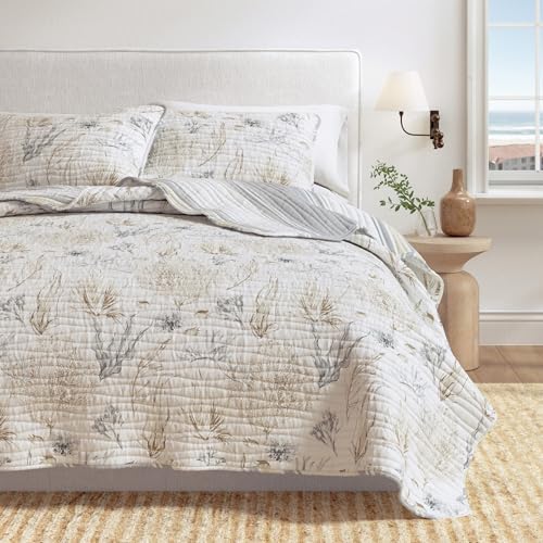 Image of Great Bay Home 3-Piece Full /Queen Microfiber Quilt Set with Shams - Reversible Coral Print, Lightweight, Layerable Bedding Set - Nautical Bedspread for All Seasons (Sea Maze)