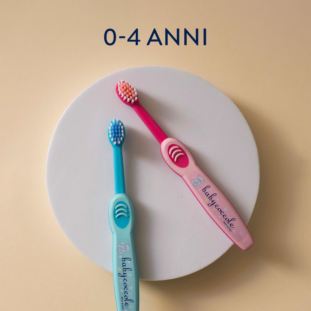 Babycoccole 1 SPAZZOLINO BABY per neonati e bambini 0-4 anni. Setole super morbide delicate su gengive e dentini. Delicato massaggio gengivale. Utile per lo sviluppo dei primi denti. Azzurro o Rosa