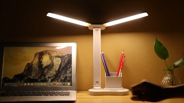 Lampada da Scrivania a LED 24W con Telecomando - 1500LM 80CM Luce Scrivania Filo con Morsetto Lampada da Lettura Collo D'oca Regolabile, Porta di ricarica USB per Ufficio Studiare, Nero