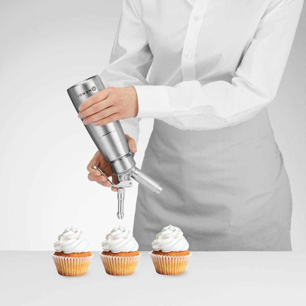 HENDI Siphon à chantilly, avec 3 douilles en acier inoxydable et 1 brosse de nettoyage, pour mousses, desserts et sauces, siphon à crème, 500ml, ø85x(H)235mm, acier inoxydable