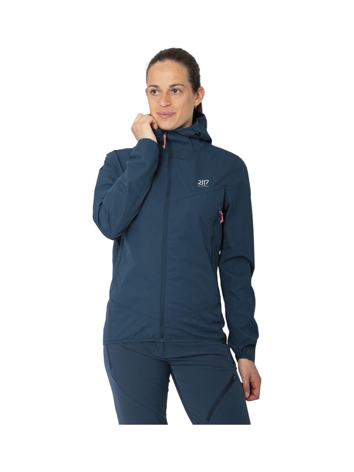 2117 of Sweden Jacks - Chaqueta para mujer con capucha de 2,5 l, impermeable, transpirable, compacta. Perfecta para aventuras al aire libre con capucha ajustable y costuras selladas.