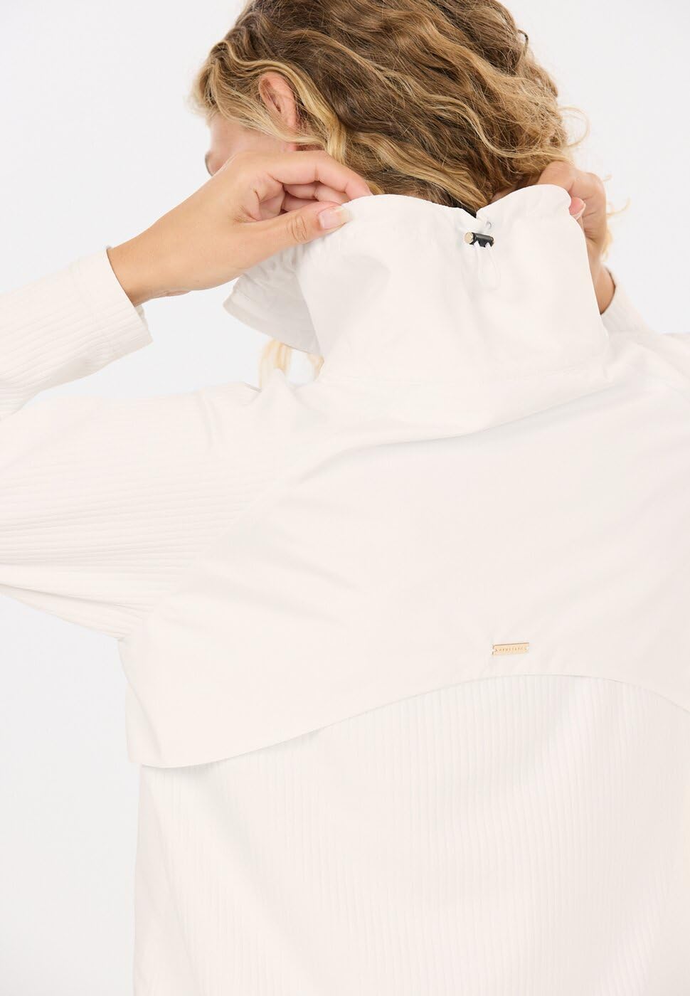 Athlecia Aiana Damen Sweat Jacke mit Stehkragen atmungsaktiv, dehnbar & windgeschützt mit Stehkragen. Stylisch & nachhaltig für aktive Frauen.