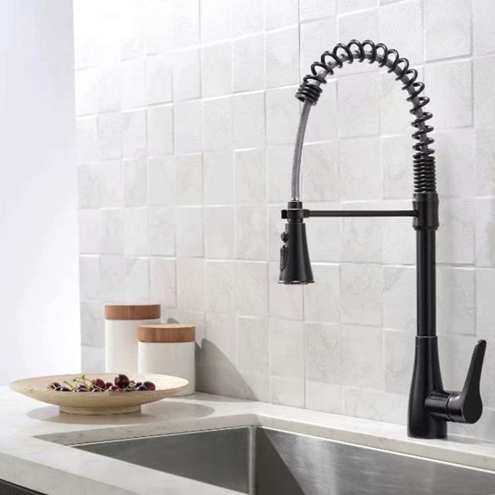Cuisine moderne sublimée par un robinet minimaliste pour évier et plan de travail