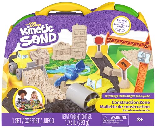 Kinetic Sand Deluxe Baustellen-Koffer mit 794 g kinetischem Sand aus Schweden erfüllt alle geltenden Sicherheitsrichtlinien Indoorspiel mit Baustellenfahrzeugen und Zubehör für Kinder ab 3 Jahren