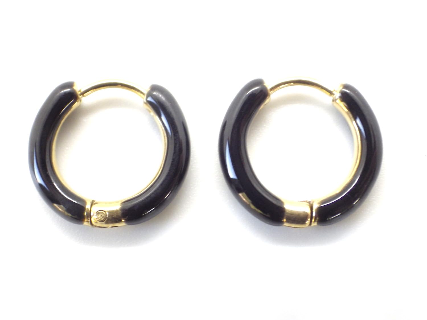 Boucles d’oreilles créoles noires en émail et acier inoxydable plaqué or 18K, diamètre 16 mm – bijou artisanal fait main en France, chic, léger et résistant