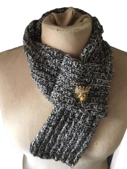 Écharpe tricotée maille chinée marron unisexe avec sa broche lion
