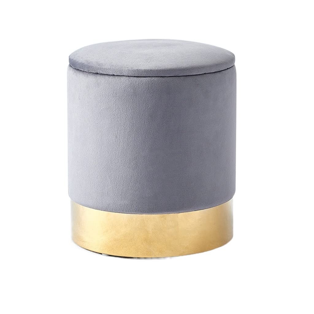 Tabouret à langer circulaire au pied du canapé de salon domestique chic