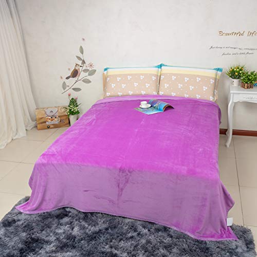 Couverture polaire corail pourpre contre le froid nocturne dans la chambre