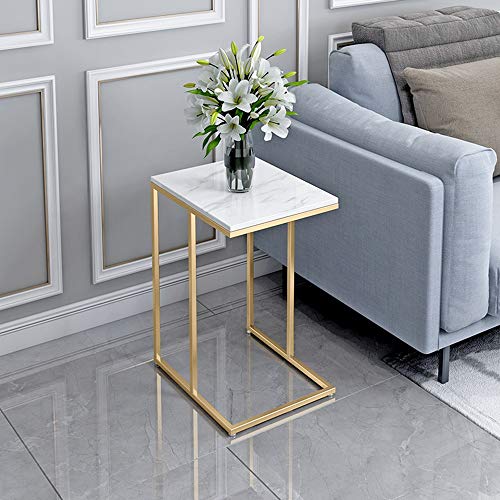 Table basse et d'appoint dorée pour optimiser le rangement du salon