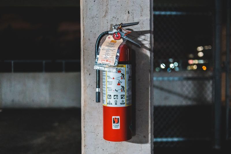 Foto de Strike First - Extintor de incendios ABC de 5 libras | 3A:10BC Químico seco, medidor de presión, gancho de pared, seguridad certificada por UL para el hogar, oficina, taller (imagen 4)