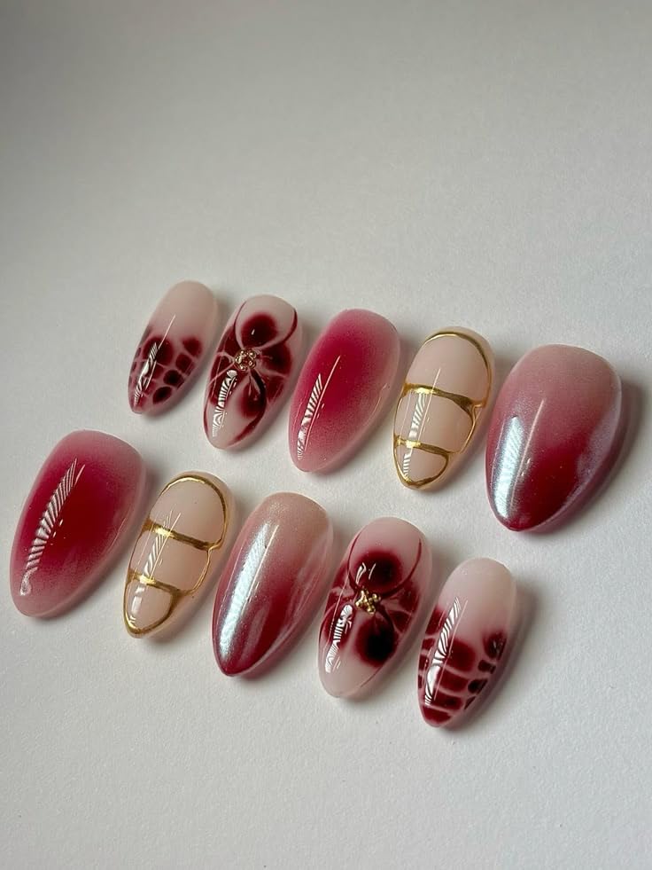 MouyouGlow Press on Nails Kurz,Almond Airbrushing Dunkel Rot Burgundy Blütenblätter Blumen Floral Herbst Gold Striped Fake Nails,Flowers Wine Red Autumn Künstliche Fingernägel