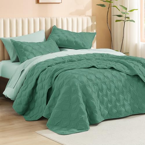 Image of Litanika Queen Quilt Bedding Set, Haze Green Summer Lightweight Soft Comforter Bedspreads & Coverlets, Boho Farmhouse Bedding Cover Bed Decor All Season, 3 Pieces (1 Quilt, 2 Pillowcases)