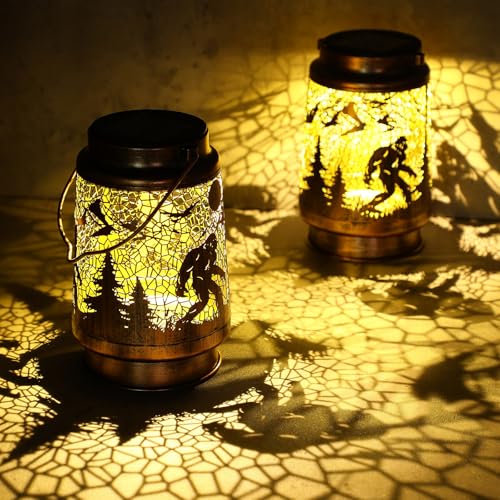 Glooglitter 2 faroles solares de pie grande para exteriores, impermeables, para colgar, luces solares Sasquatch, decoración de patio grande, regalos de pie grande, faroles LED decorativos de metal