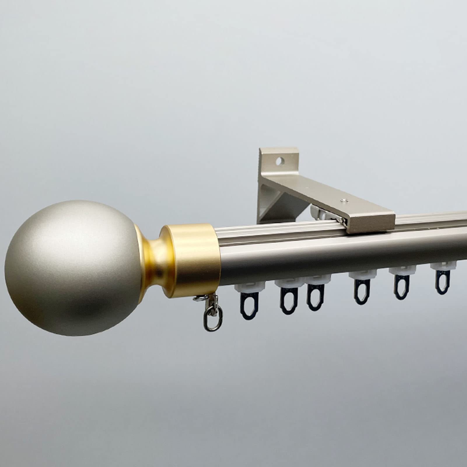 Cette Tringle à Rideaux Romaine 2 en 1 Ultra-résistante de 3 m, à Fixation Murale Simple, est idéale pour séparer Une pièce. Ses élégantes Barres Grises en Font Une Solution de décoration in