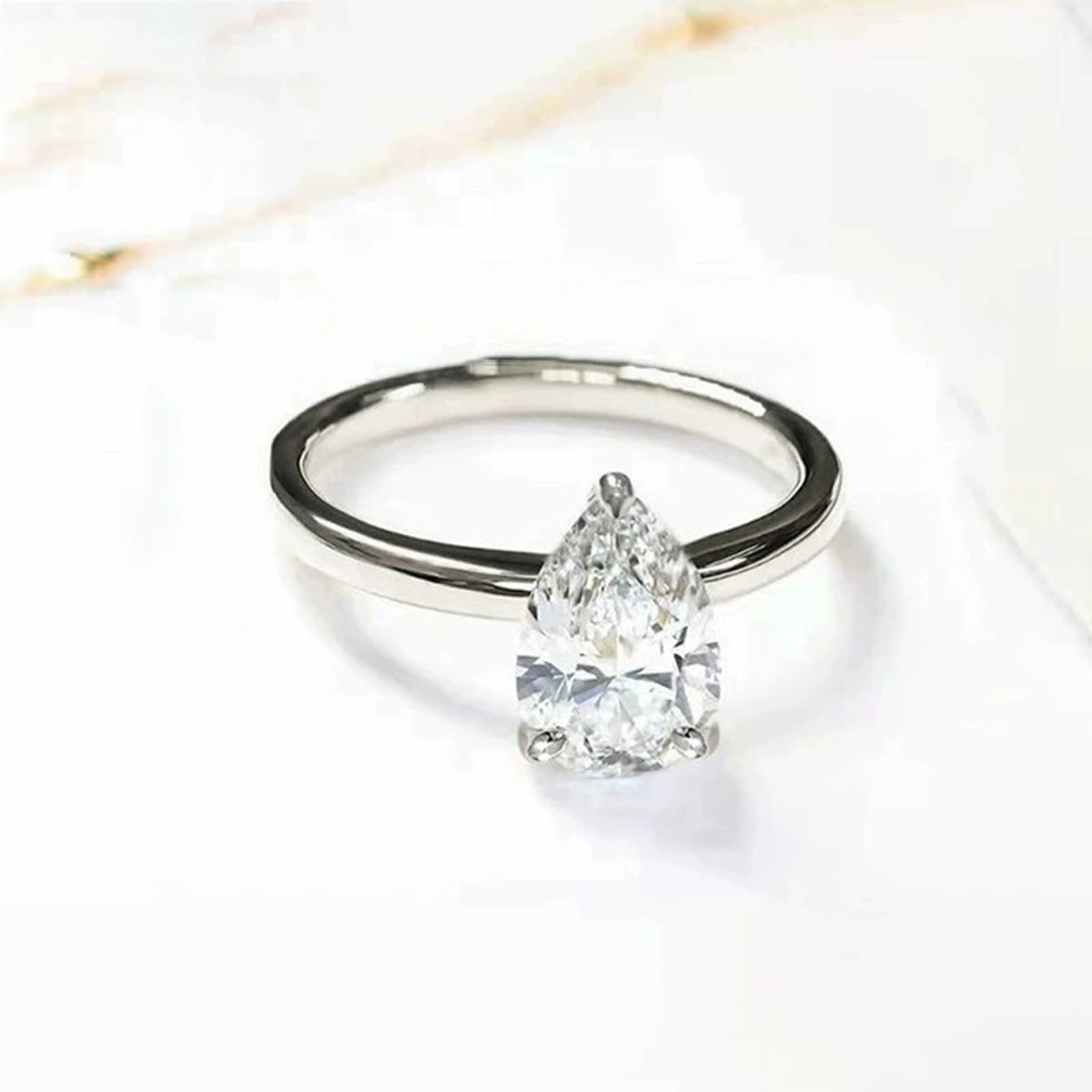 Elegante anello di fidanzamento sottile solitario per donne con zirconia cubica a forma di pera in Argento 925