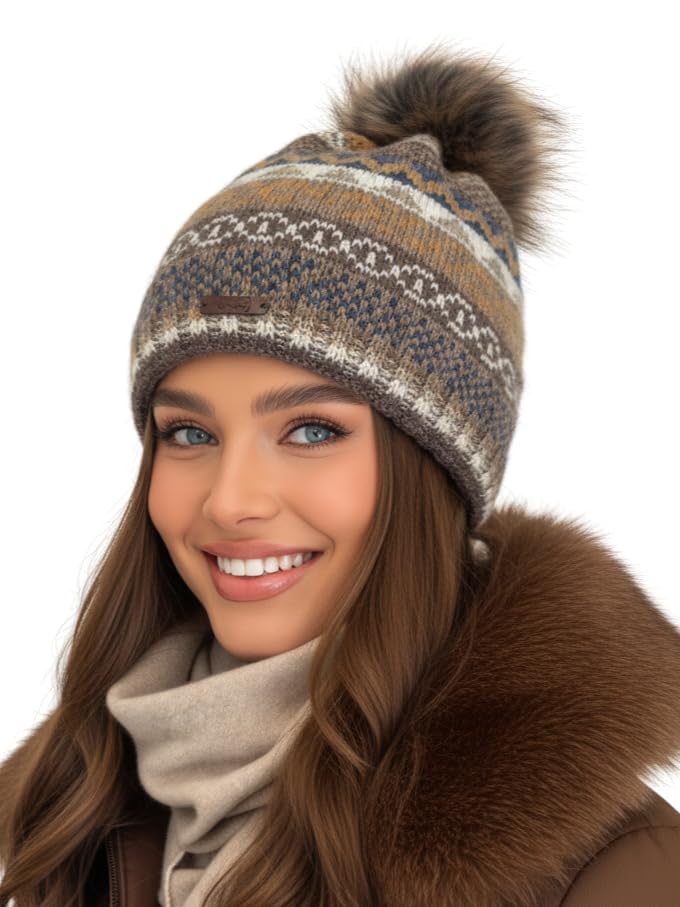 Bonnet tricoté avec pompon pour vos sorties sous la neige