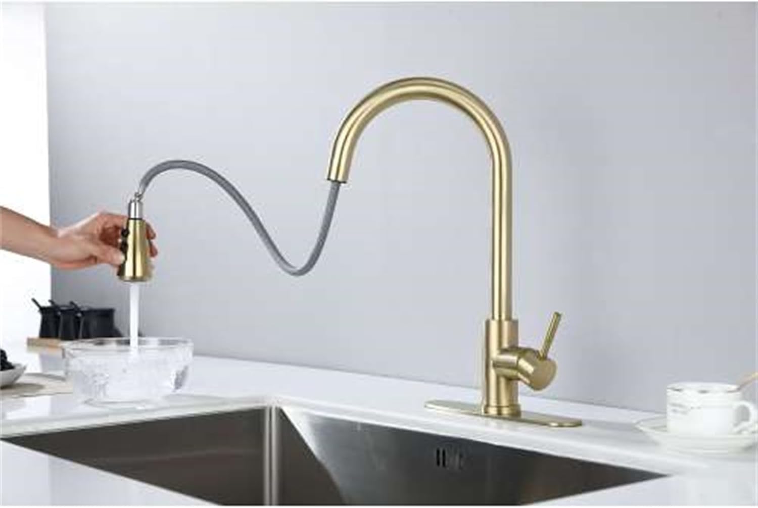 Kitchen Faucet Sprayer with Pull-Out Sprayer Water Control Head Suitable for Restaurant Toilet bar Laundry Room Gold