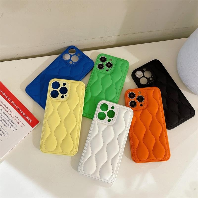 Coque matelassée iPhone 13 Pro chic aux motifs brodés et finitions haute couture