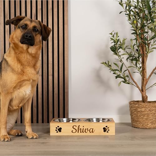 Geschenkfreunde Futterstation mit Name personalisiert - 39.5x19x8cm - Zwei 700ml Näpfe - Bambus Foodbar - Hunde Napfset - Hundenäpfe mit Gestell - Hunde Zubehör - Hundenapf mit Namen - Futternapf