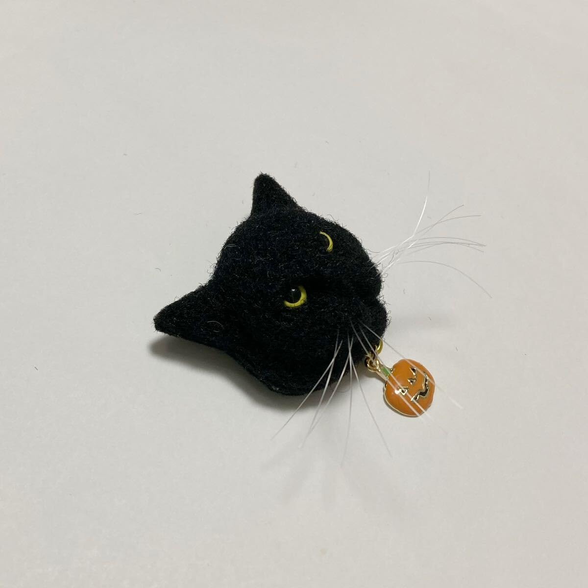 羊毛フェルト猫 黒猫ブローチ 受注制作】猫顔フェルトブローチ（くろ） | iichi 日々の暮らし