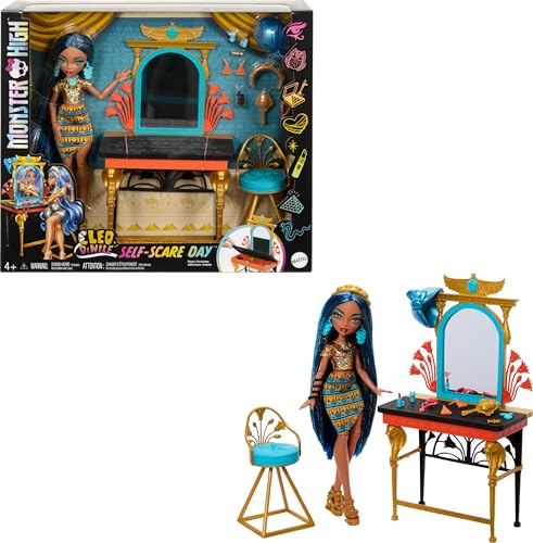 Monster High Poupée, Ensemble de Jeu et Accessoires, Cleo De Nile Self-Scare Day, Meubles de Coiffeuse avec Rangement, Accessoires pour Cheveux et Bijoux