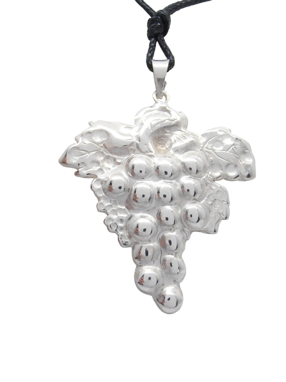 Pendentif grappe de raisin argent contre les bijoux ternes avec son ras-du-cou