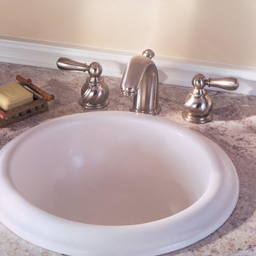 Estándar americano Hampton Faucet in a brushed nickel finish on a light-colored countertop