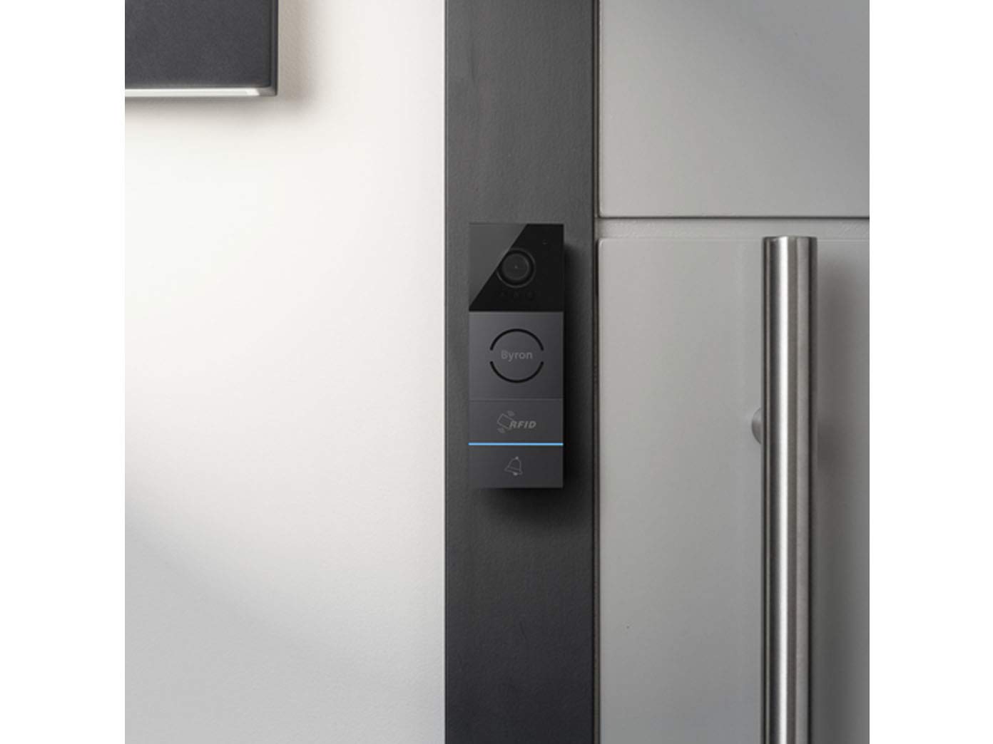 Wideodomofon z otwieraczem drzwi do domu jednorodzinnego i nowoczesnym systemem dostępu z chipem RFID
