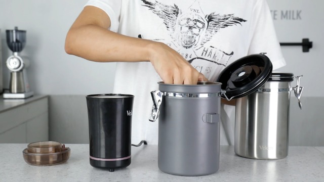 BOTE DE CAFÉ HERMÉTICO ACERO INOXIDABLE - Con Válvula De CO2, Rastreador De Fecha Y Cuchara Incluida | 44 Onzas | Gris