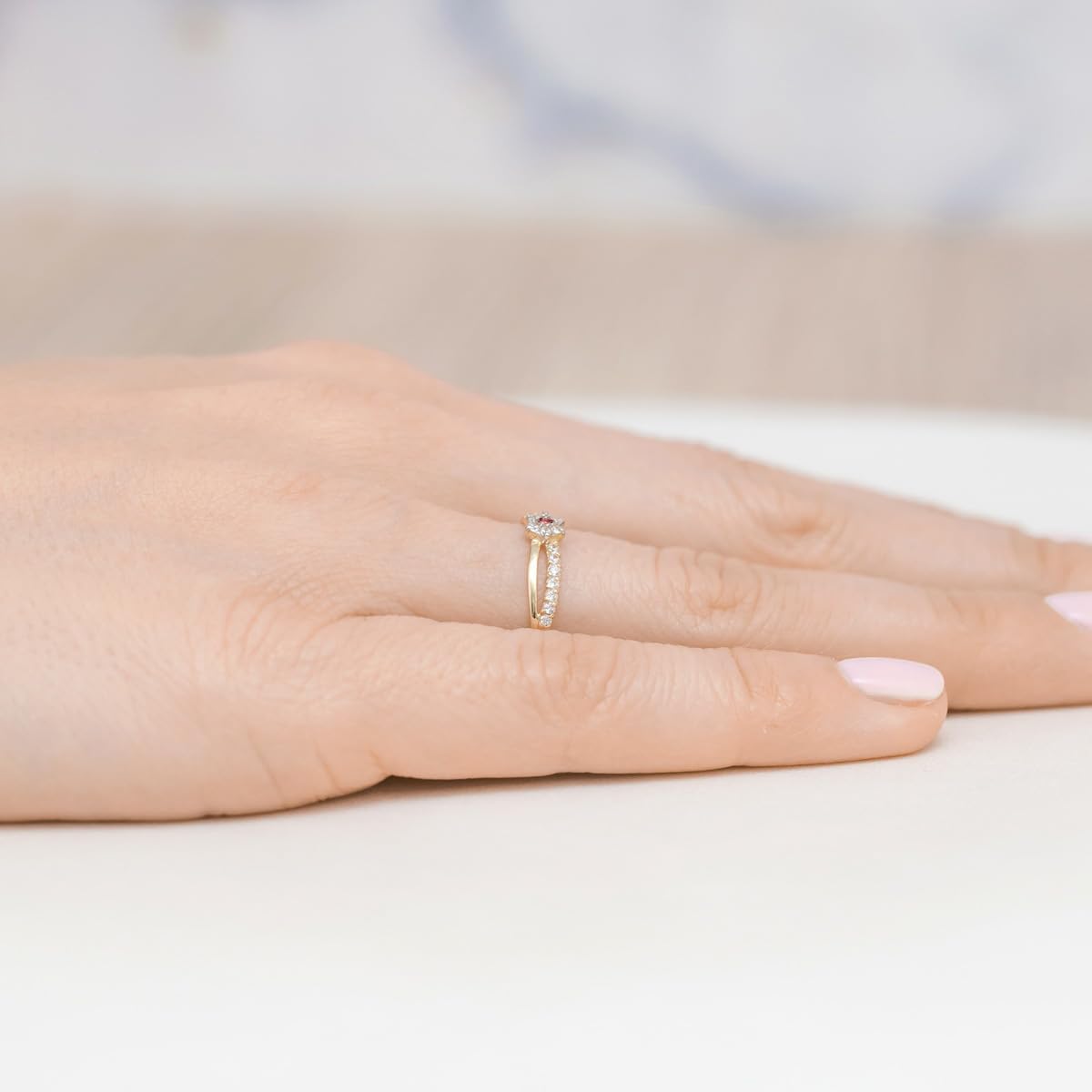 MARKO Goldener Damenring 333 Gold (8 Karat) mit Zirkonia – Eleganter Blüten-Ring im Blumen-Design – Zarter Goldring als Geschenk für Frauen & Mädchen