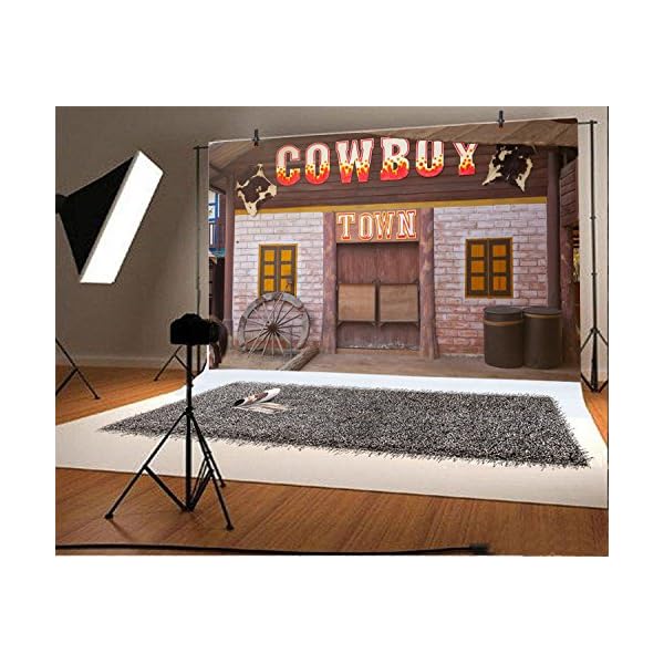 LFEEY 2,7 x 1,8 m Country Western Scheune Hintergrund für Partys Wilder Westen Cowboy Bauernhaus Taverne Holzrad Stadtbau Tür Fotografie Hintergrund Themenparty Geburtstag Events Fotostudio Requisiten – Bild 3