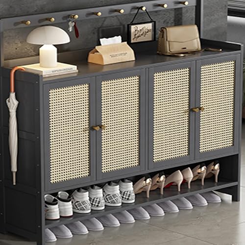 Rangement dissimulé pour chaussures avec portes grises et portemanteau en bambou