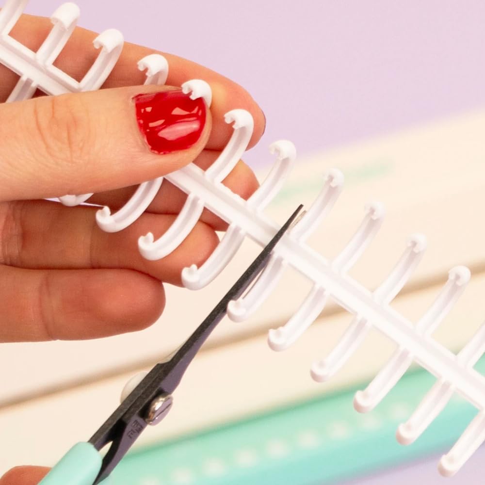 Craftelier - Encuadernadora Manual de 30 Agujeros - Perforadora con 6 Anillas Tonos Blanco y Negro - Perfora hasta 5 Hojas - Compatible con Tamaños de A4, A5, A6, A7 - Para Cuadernos y Scrapbooking