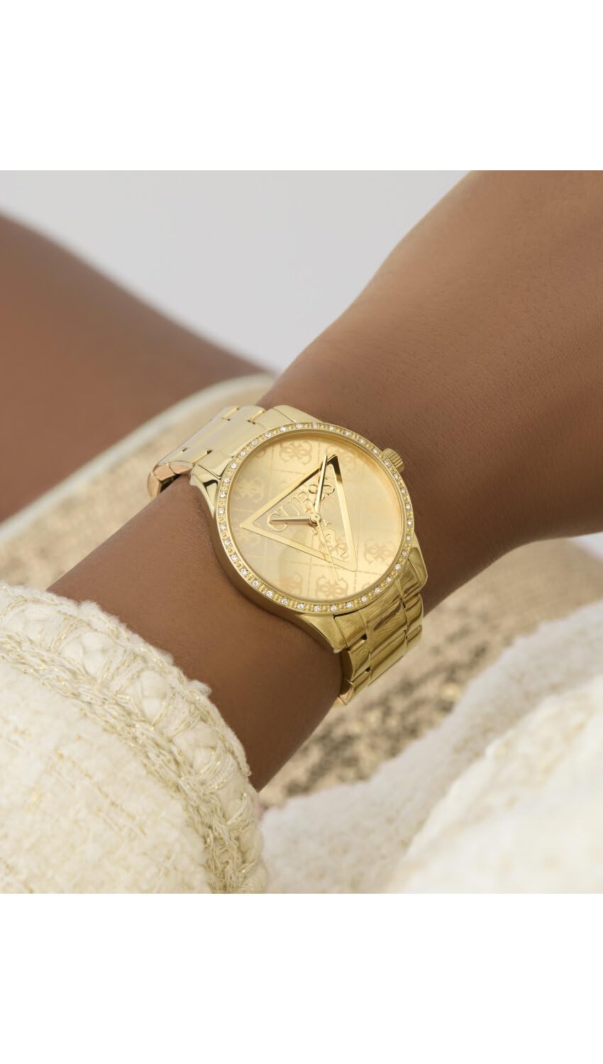 Guess Damen Armbanduhr Roxy mit Zirkonia, goldfarbenes Edelstahlarmband, Mineral Glas, goldfarbenes Ziffernblatt, 3 Bar, Gehäusedurchmesser: 36 mm, GW0987L2