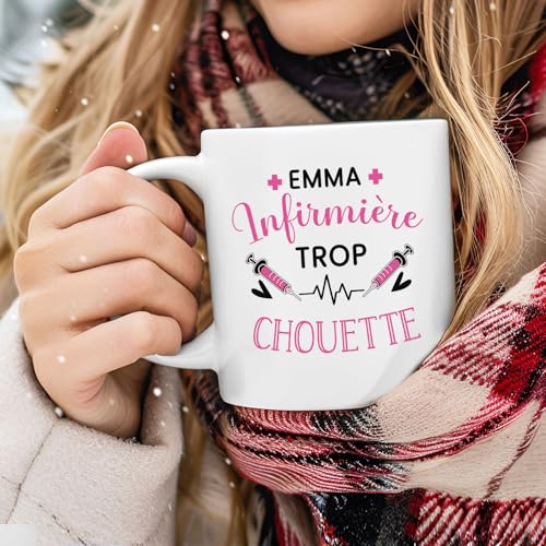 HALUMI Mug Nom Personnalisé Infirmière - Tasse Originale Personnalisable Infirmière Trop Chouette- Idée Cadeau Humour Anniversaire Noël Départ Retraite Femme - Mug En Ceramique Bicolore 330ml 440ml – vue 3