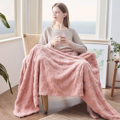 NEWCOSPLAY Super Soft King Blanket Pink Premium Silky Flannel Fleece 3D Checkered Lightweight Bed Blanket All Season Use (Pink Checkered, King(90"x110"))