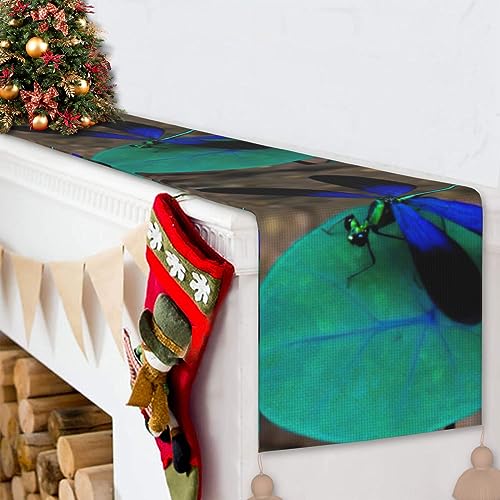 Chemin de table de Noël noir et bleu à pompons pour sublimer vos repas de fêtes