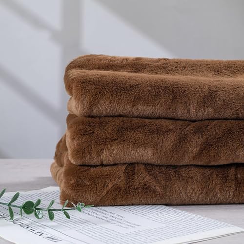 Tissu fausse fourrure pelucheuse marron 5mm coupon artisanat diy