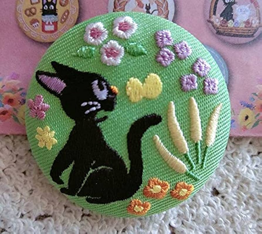 ジブリ　刺繍ブローチ Amazon.co.jp: ジブリ 刺繍ブローチ ジジ どんぐり共和国 : おもちゃ