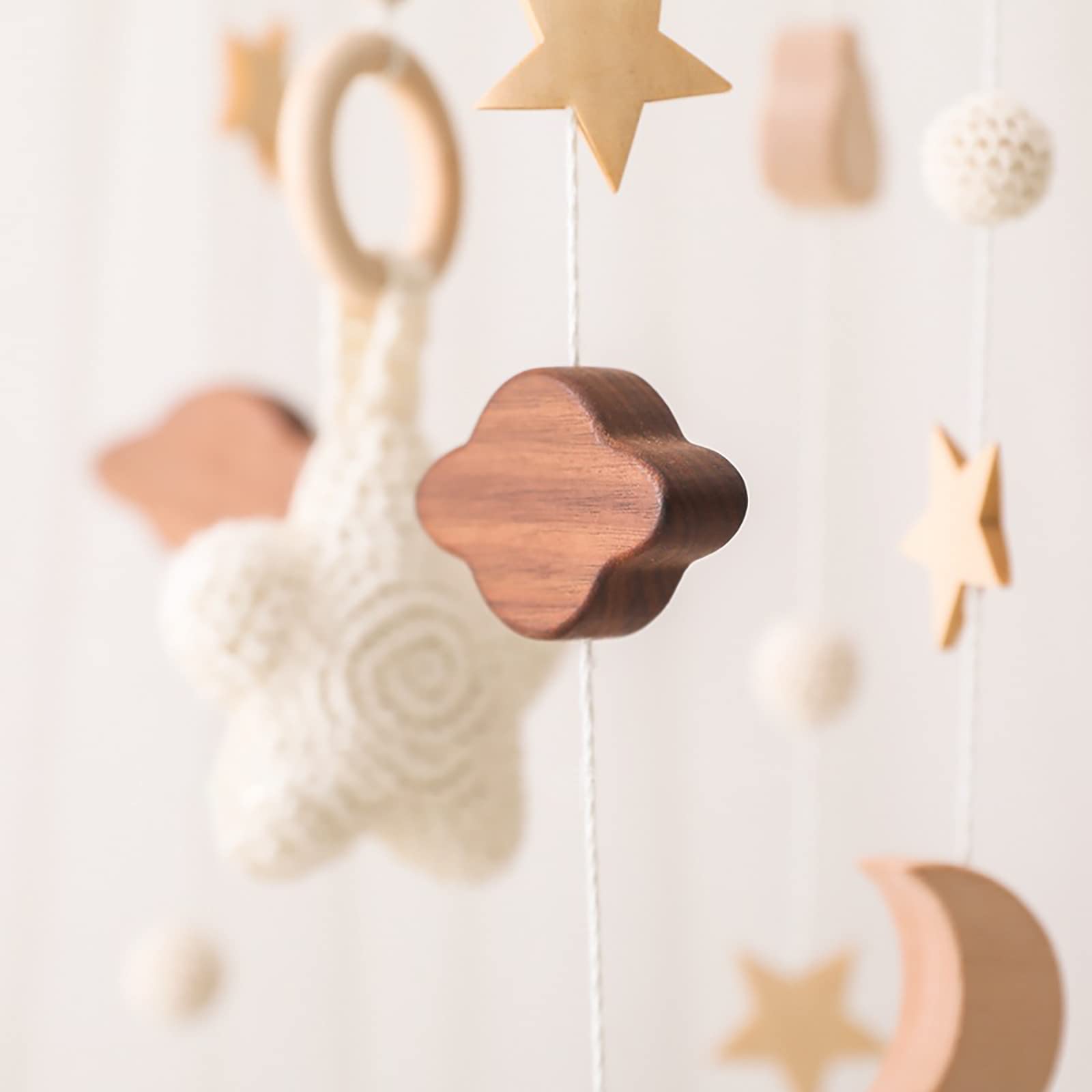 Babybett Mobile Baby Windspiel, Mobile Baby Holz mit Filzbällen und Wolken Ornament Kinderzimmer Hängende Bettglocke Geschenk für Baby Mädchen oder Jungen, Rassel Spielzeug, Beige A
